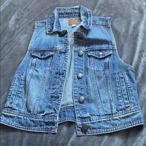Women’s American Eagle sleeveless denim jacket